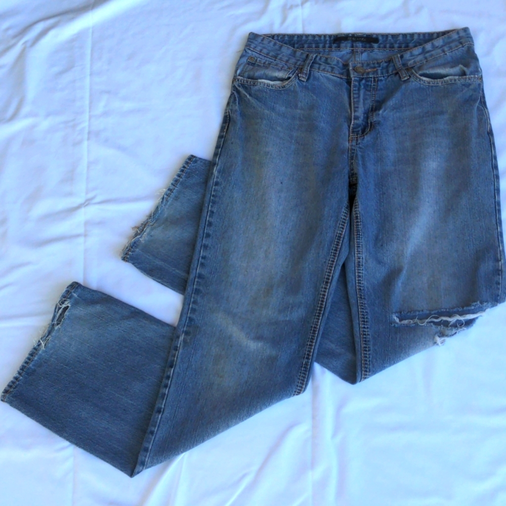 Black Denim Blue Jeans with Some Light Distressing Back Pocket Flap Button Closu - Picture 2 of 12